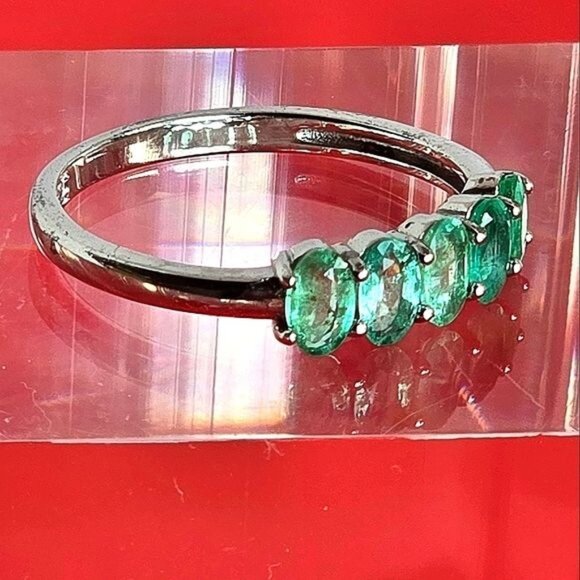 Sterling Silver Ring with Emerald Green Stones - Picture 3 of 11
